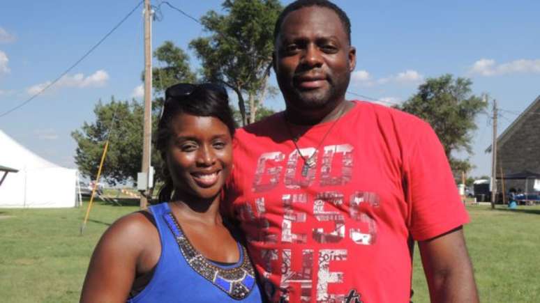 Nicole e Lewis Anderson contaram &agrave; BBC como foram discriminados enquanto procuravam im&oacute;vel para comprar (Foto: BBC)