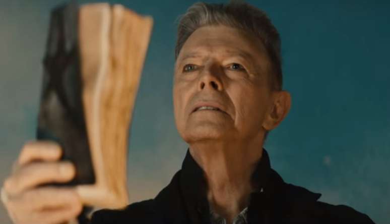 Cena do clipe de "Blackstar", música do último CD de Bowie.