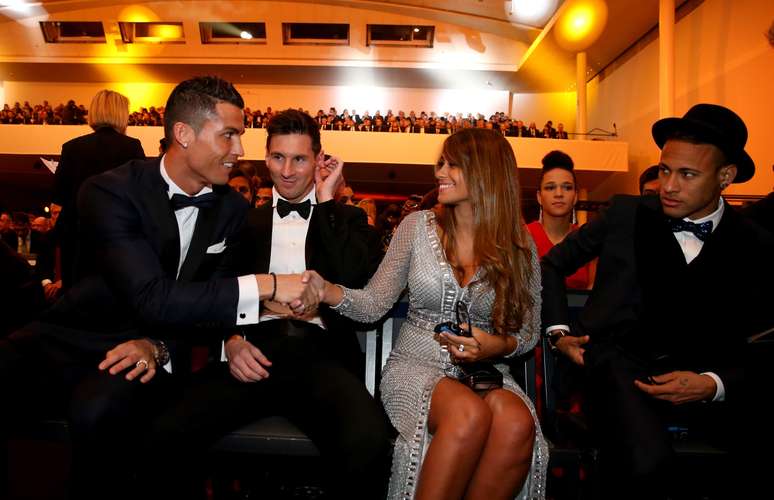 Cristiano Ronaldo cumprimenta Antonella Roccuzzo, mulher de Messi