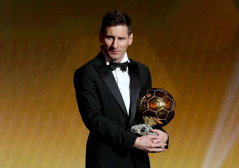 Lionel Messi recebendo uma de suas cinco bolas de ouro, em 2016