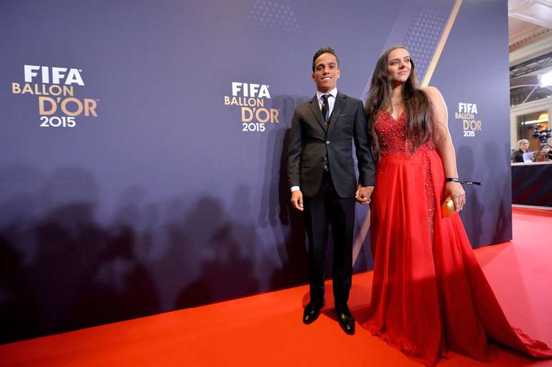 Wendell Lira chega ao evento ao lado da esposa Ludymila