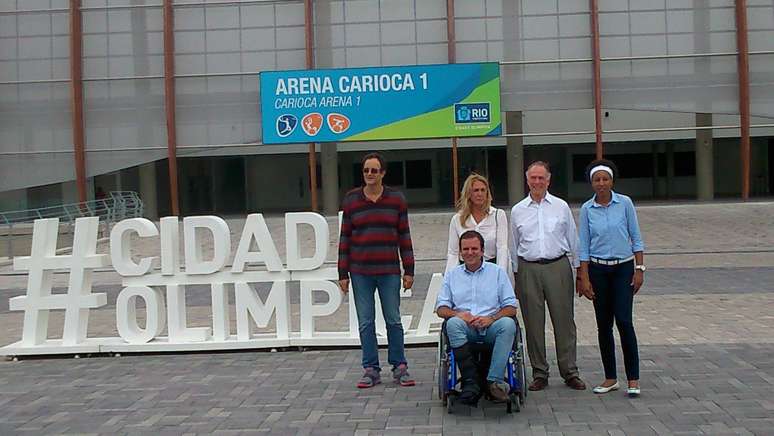 O prefeito Eduardo Paes, que esteva em uma cadeira de rodas devido a um acidente sofrido na festa de fim de ano, estava acompanhado do presidente do Comitê Organizador Rio 2016, Carlos Arthur Nuzman, e dos ex-atletas Hortência, Janeth e Marcel, e dos jogadores de basquete paralímpico Leandro Miranda e Lia Martins.