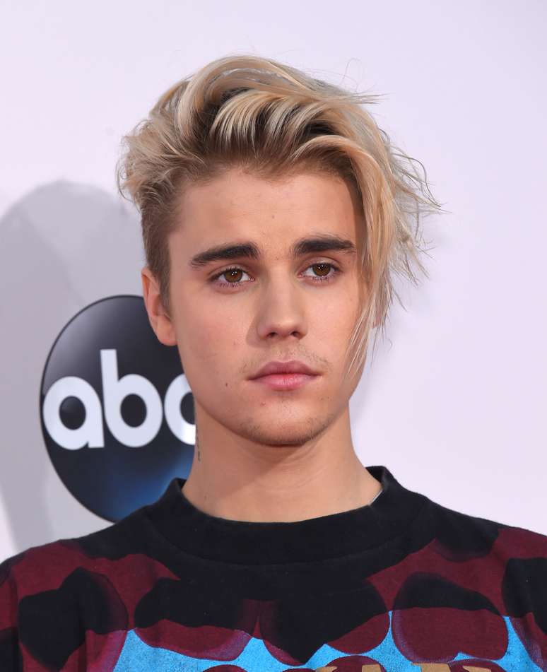 Justin Bieber é adepto do undercut com franja.