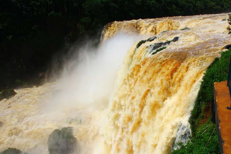 Embora bem menores do que as Cataratas do Iguaçu, o conjunto de três quedas d&#039;água do rio Monday pode ser considerado um espetáculo igualmente belo 