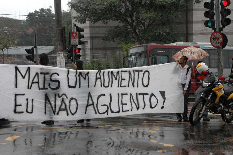 Manifestantes bloqueiam terminal de ônibus de Santo Amaro, em São Paulo (SP), na manhã desta terça-feira (12), em protesto contra o aumento da tarifa do transporte público.