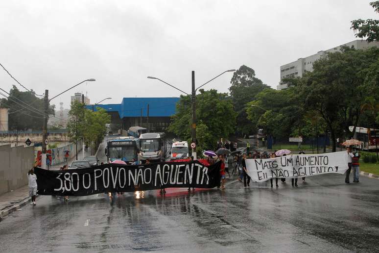 Manifestantes bloqueiam terminal de ônibus de Santo Amaro, em São Paulo (SP), na manhã desta terça-feira (12), em protesto contra o aumento da tarifa do transporte público.