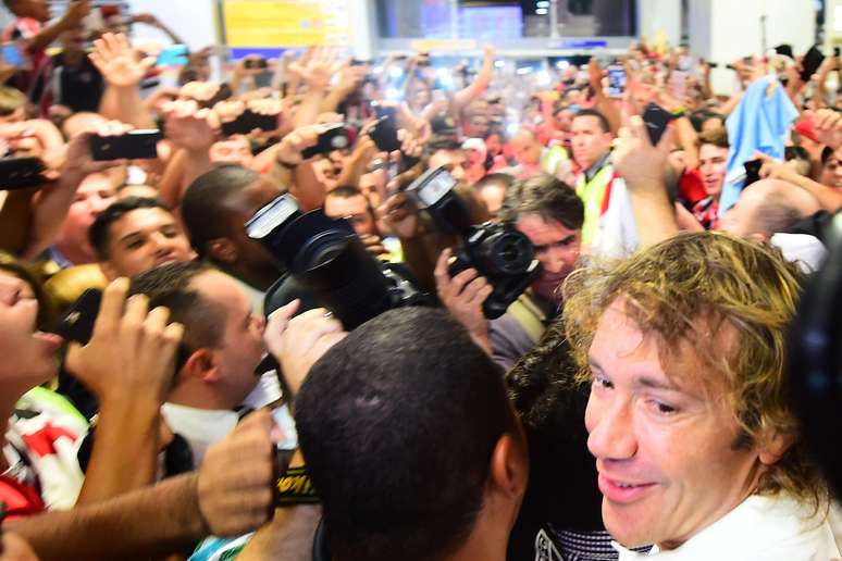 Lugano teve, em Guarulhos (SP), uma das recepções mais calorosas que a torcida do São Paulo promoveu nos últimos anos