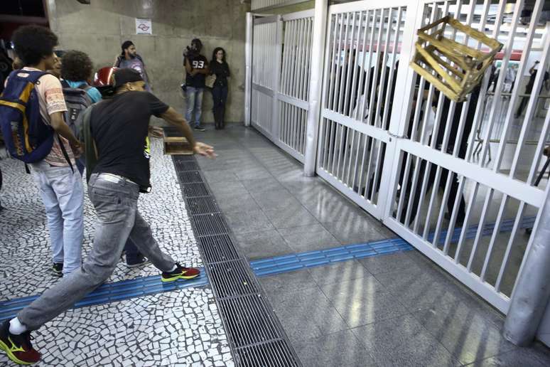 Caixa é arremessada contra os portões da estação Anhangabaú do metrô durante tentativa de invasão de manifestantes