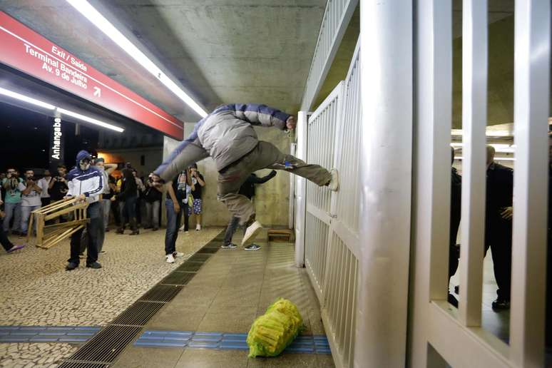 Homem chuta portão da estação Anhangabaú do metrô durante tentativa de invasão de manifestantes