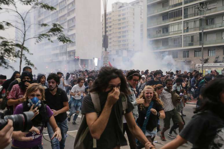 Polícia dispara bombas de efeito moral durante protesto do Movimento Passe Livre (MPL) na cidade de São Paulo