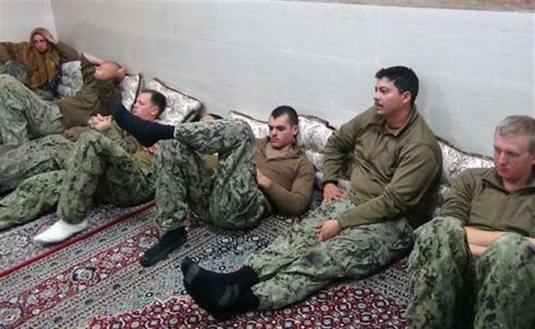 Soldados norte-americanos capturados aguardam em sala decisão da Guarda Revolucionária sobre sua soltura.