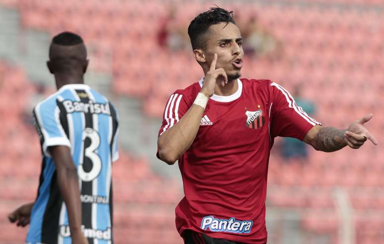 Wesley comemora segundo gol do Ituano sobre o Grêmio