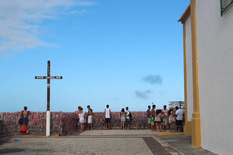 No centro de Arraial, é possível visitar a igreja Nossa Senhora D'Ajuda, construída pelos jesuítas em 1549 