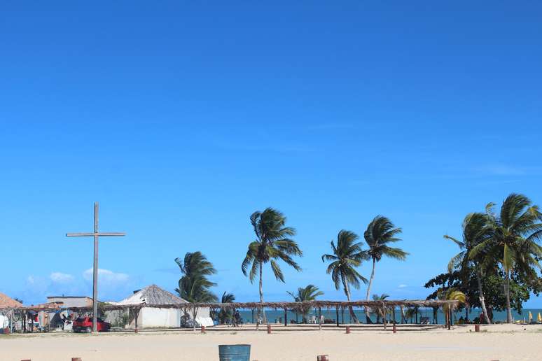 A praia tem uma cruz que simboliza a primeira missa rezada no Brasil, além de uma areia bem branquinha