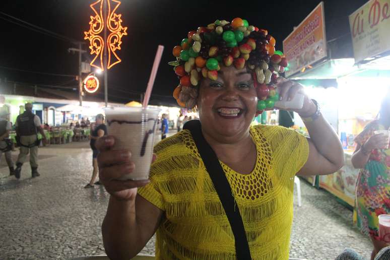 Vilma Sereia é uma das donas das barracas de bebida da Passarela do Descobrimento; o Capeta (abacaxi, pó de guaraná, extrato de guaraná, vodca e leite condensado) é um dos drinques mais tradicionais da região