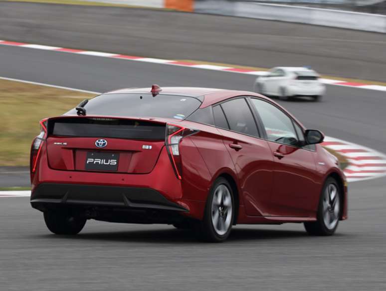 Traseira do novo Prius o transformou num sed&atilde;