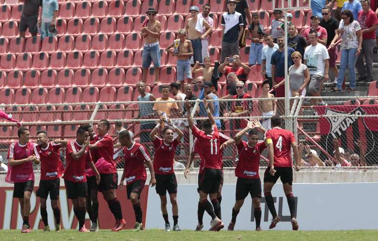 Jogadores do Ituano comemoram a classificação para as quartas de final da Copa São Paulo de Juniores 2016, após bater o Avaí, em partida válida pela quarta fase da competição.