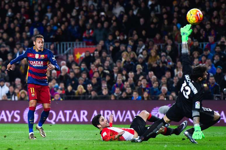 Neymar encobriu o goleiro para marcar o segundo gol do Barcelona