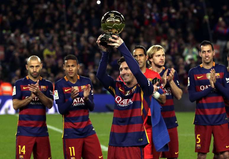 Messi mostra 5ª Bola de Ouro e recebe aplausos no Camp Nou