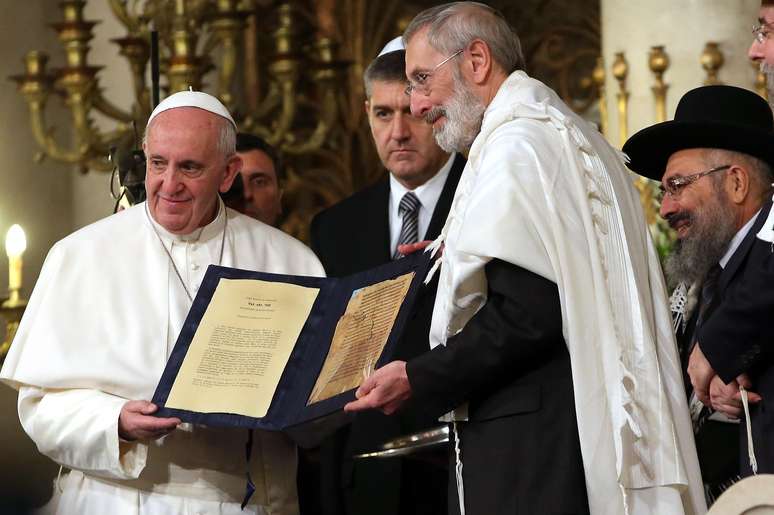 Papa Francisco troca presentes com membros da comunidade judaica de Roma