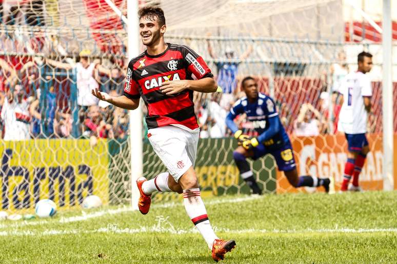 Felipe Vizeu marcou os dois gols do Flamengo no tempo normal