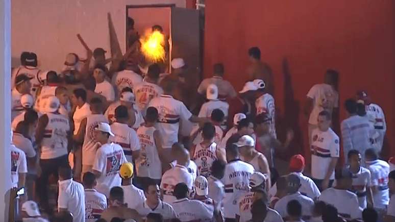 Torcida organizada entrou em confronto com a PM durante partida da Copinha