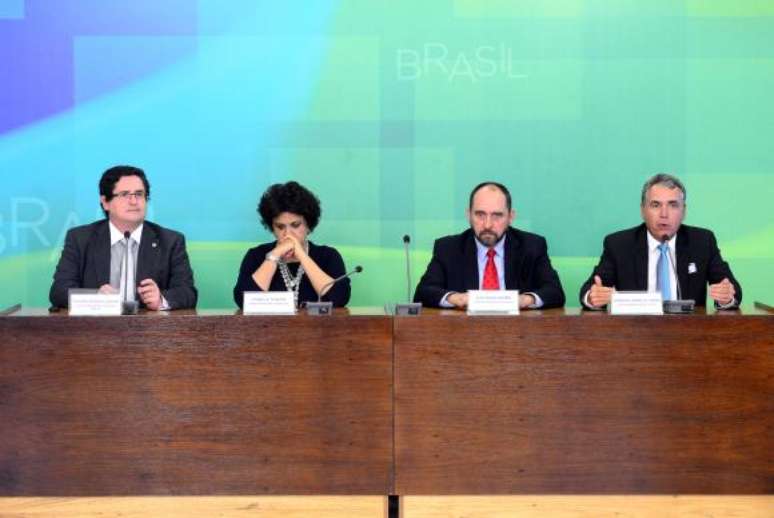 Ministros Izabella Teixeira e Luís Inácio Adams (centro) defendem o acordo consensual com as empresas