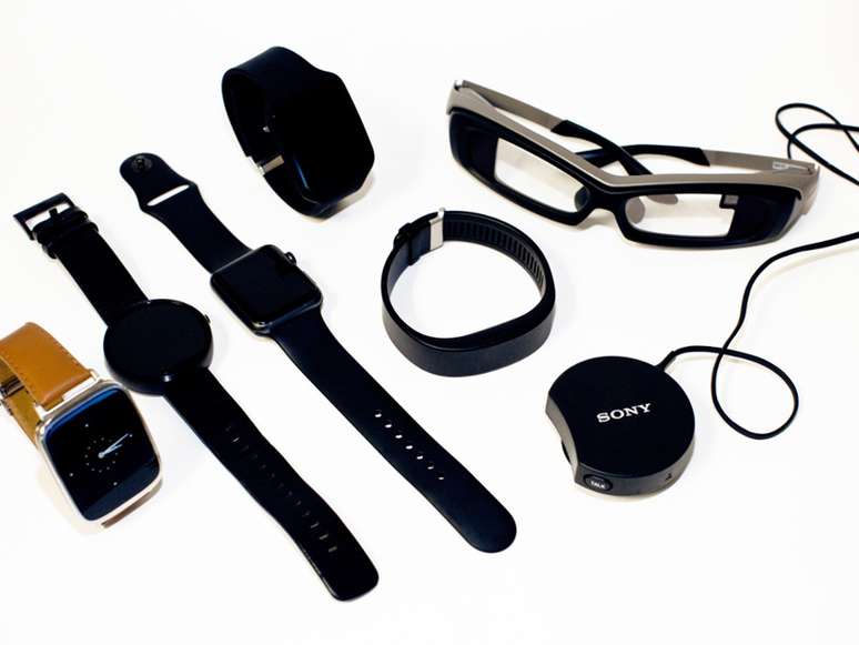 Exemplos de wearables incluem smartwatches e óculos de realidade aumentada
