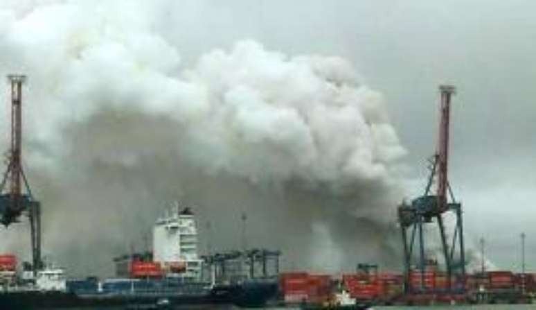 Guarujá - Fumaça de incêndio de contêineres se espalhou para quatro cidades: Santos, São Vicente, Cubatão e Guarujá 