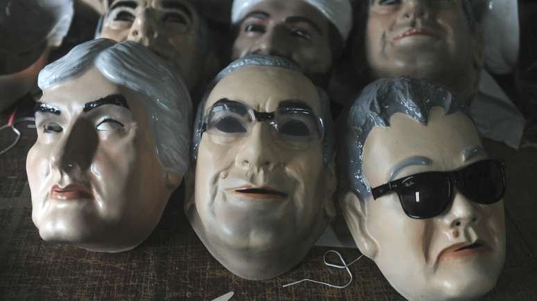 O senador do PT Delcídio Amaral, preso na operação Lava Jato, e o presidente da Câmara, Eduardo Cunha (PMDB-RJ), também ganharam máscaras