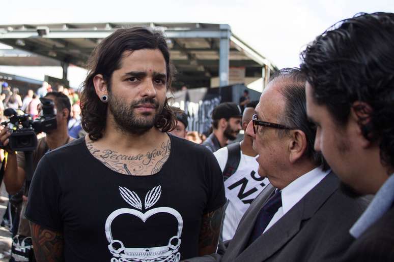 Lucas Silveira, da banda Fresno, durante o protesto de integrantes do Movimento Passe Livre (MPL)