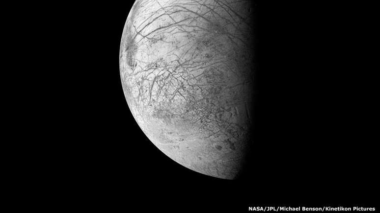 Esta imagem mostra as imensas falhas e cumes que se espalham pela superfície congelada de Europa, uma das dezenas de luas de Júpiter. Ela é um pouco menor que a nossa Lua.