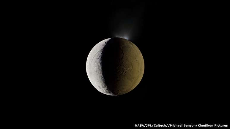 "Muitas pessoas ficam fascinadas com esta imagem de Encélado, uma das luas de Saturno, porque ela se parece com a Estrela da Morte de Guerra nas Estrela", diz Cooper. O lado direito da lua aparece iluminada pelo Sol e, no lado esquerdo, por raios solares que foram refletidos por Saturno.