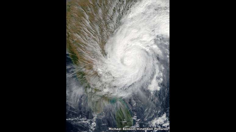 Este imenso vórtice do ciclone tropical 03B atingiu a costa leste da Índia no fim de 2003, com rajadas de vento de 120 km/h.