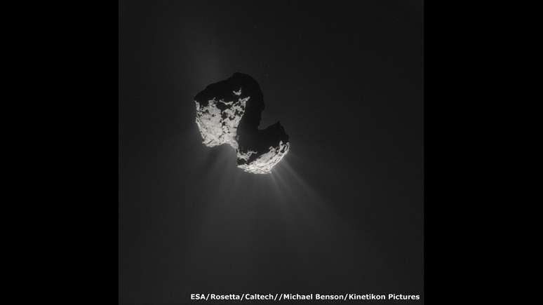 Há centenas de cometas viajando por nosso sistema em órbitas alongadas ao redor do Sol. Na imagem, o cometa 67P/Churyumov-Gerasimenko, que foi descoberto em 1969.