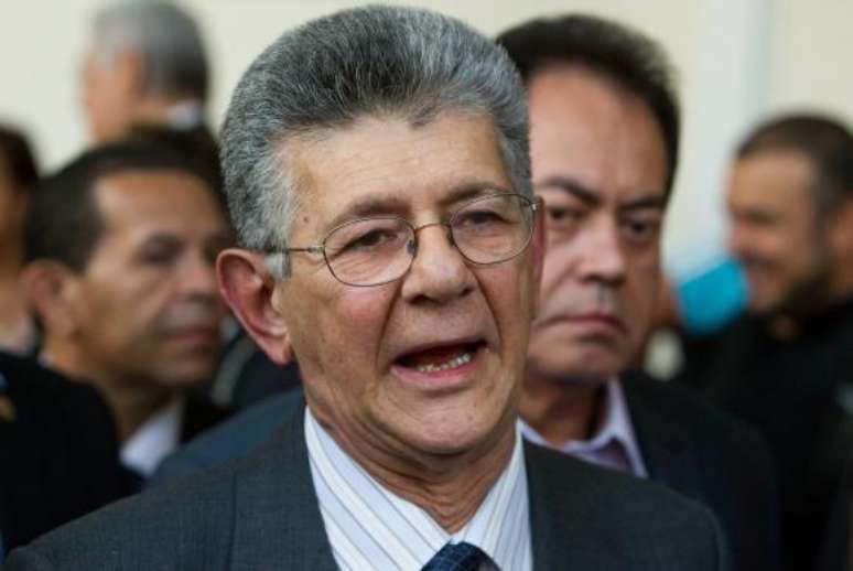 Henry Ramos Allup, presidente do parlamento venezuelano, anunciou o resultado da votação
