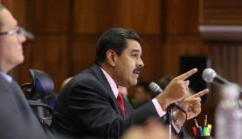 Segundo o decreto de Maduro, o Estado poderia dispor de recursos orçamentários par assegurar missões sociais