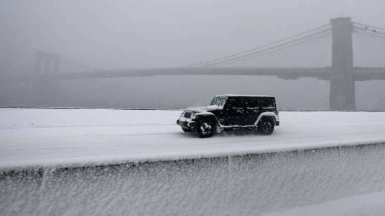 Nevasca fechou pontes e estradas em Nova York