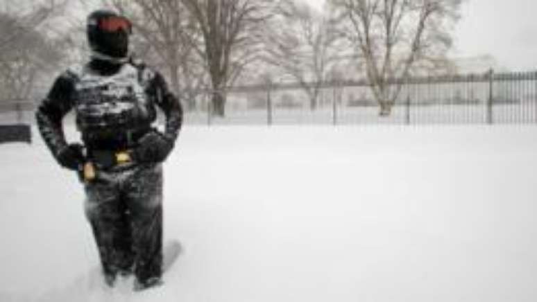 Segurança trabalhando em frente à Casa Branca - ele tomou todas as precauções necessárias para 'sobreviver' à nevasca