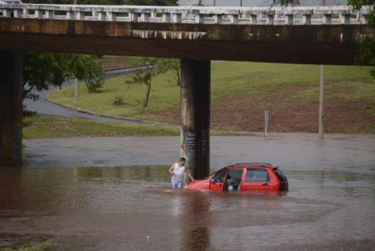 Motorista teve o carro inundado após tentar atravessar alagamento em via de Brasília 