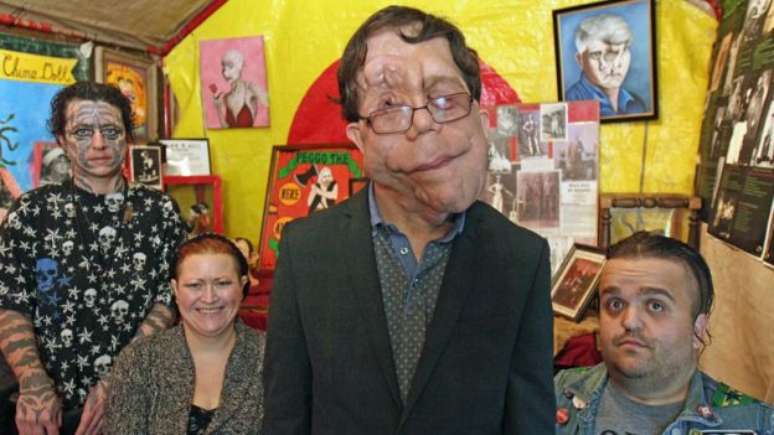 O 999 Eyes Freakshow se descreve como uma 'fam&iacute;lia bizarra' (Foto: BBC)