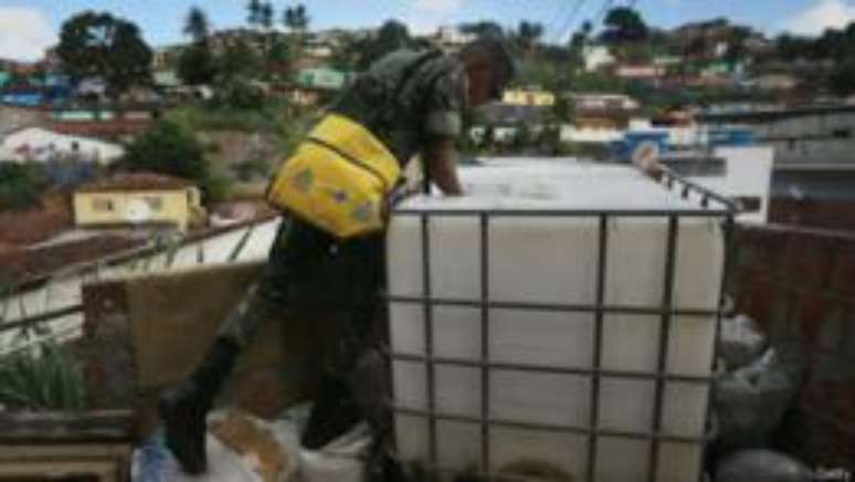 Soldado do Exército inspeciona caixa d'água no Recife. Ação das autoridades foi elogiada por especialista americano