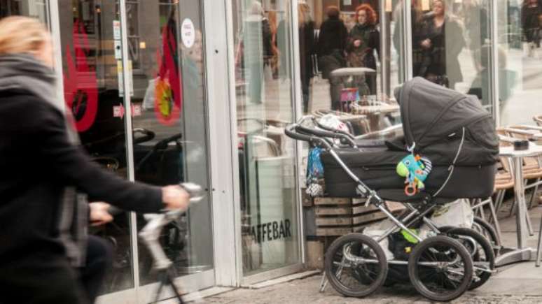 Voc&ecirc; deixaria um carrinho (com um beb&ecirc;) sozinho do lado de fora de uma loja? Na Dinamarca &eacute; comum 