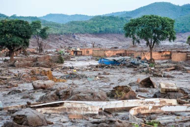 O rompimento da Barragem de Fundão, em 5 de novembro, despejou milhões de metros cúbicos de resíduos de mineração, devastando o distrito de Bento Rodrigues e matando 17 pessoas