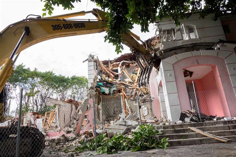 Vista geral da demolição da mansão do narcotraficante colombiano Pablo Escobar