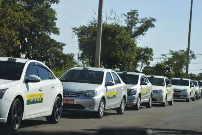 Taxistas apontam impacto do Uber em seus serviços, com queda do número de passageiros