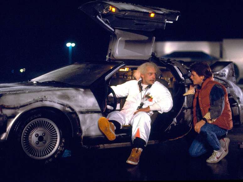 Cena do filme com o DeLorean que volta no tempo