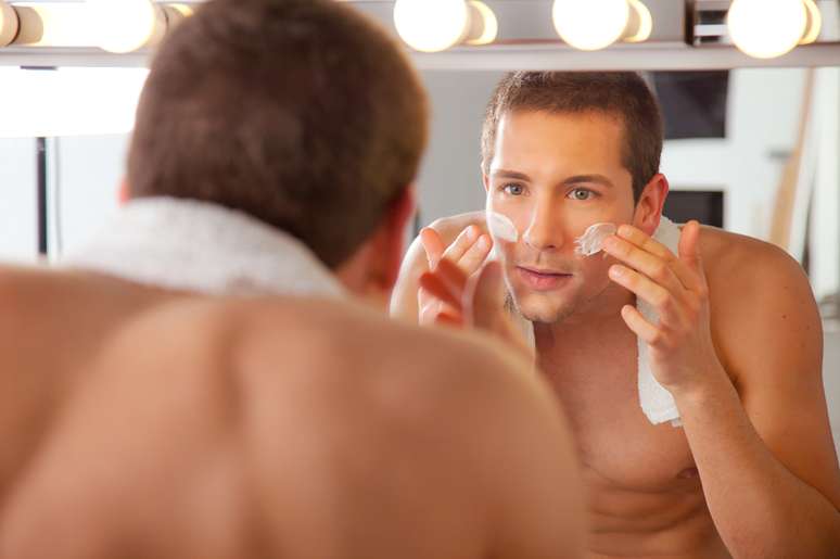 BB cream ou base preparam a pele para a maquiagem.
