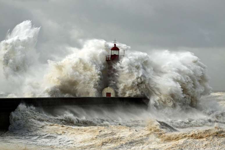 Tsunamis surgem em decorrência de terremotos ou maremotos.