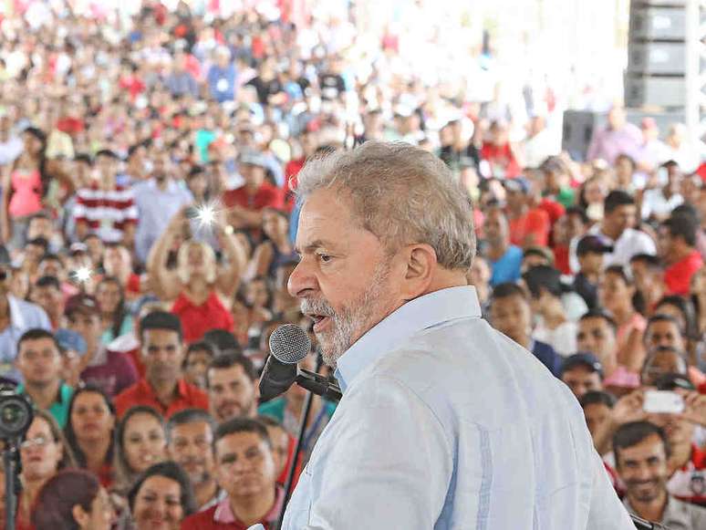 Em agosto, Lula e sua esposa, Marisa Letícia, foram indiciados pela Polícia Federal por terem sido "beneficiários de vantagens ilícitas" na reforma do triplex e na guarda de bens do ex-presidente em um guarda-volumes.